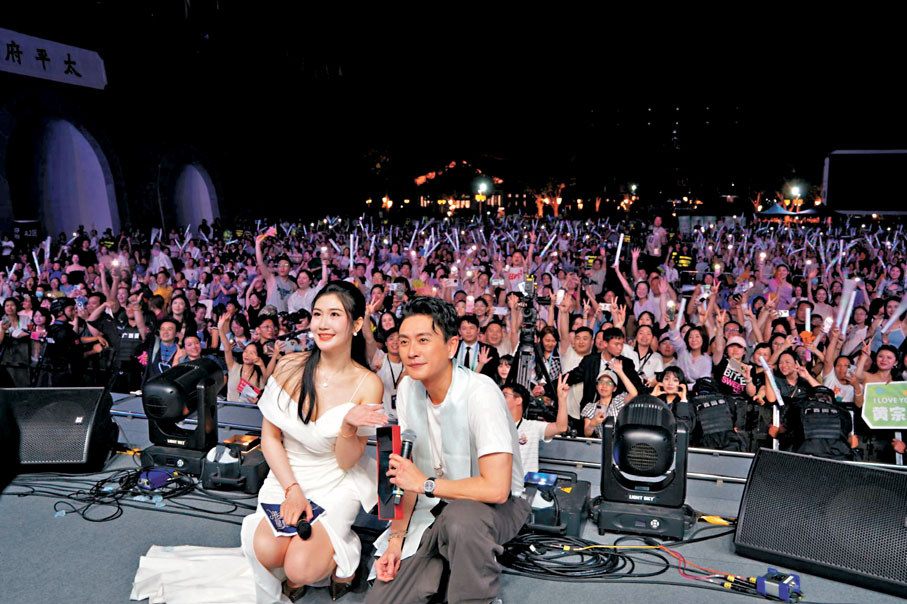 ●黃宗澤與崇左觀眾合影留念。   主辦方供圖