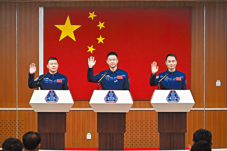 ●4月23日，神舟二十號載人飛行任務航天員陳冬（中）、陳中瑞（右）、王傑在酒泉衛星發射中心問天閣與媒體記者集體見面。    新華社