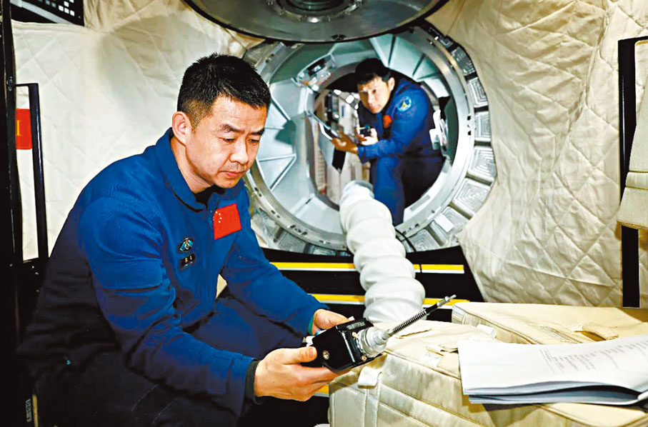 ●陳冬（前）在貨運飛船模擬艙訓練。網上圖片