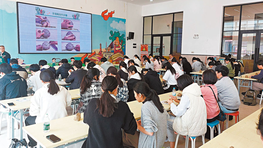 ●香港中旅社組織策劃了多個港澳青年研學考察團，提升了香港青少年對祖國的認同感、歸屬感和自豪感。 受訪者供圖