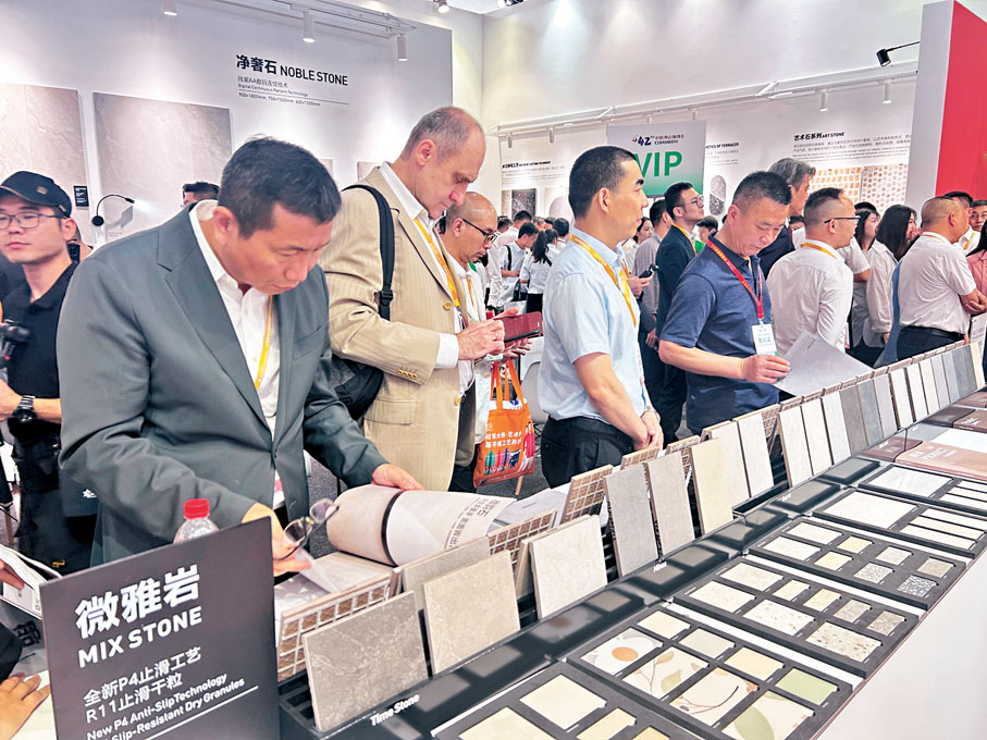 ●陶博會上，外商查看中國陶瓷製品。香港文匯報記者敖敏輝  攝