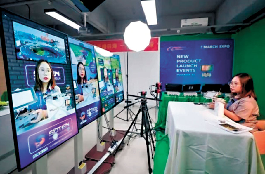 ●「關稅難民潮」不斷湧向中國跨境電商平台。圖為在深圳碩騰科技有限公司，主播正用流利的英文進行跨境直播。 網上圖片