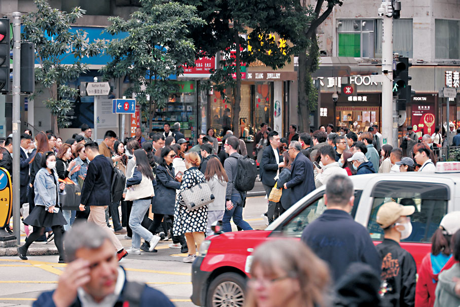 ●關稅戰觸發全球股債匯市大波動，拖累香港打工仔強積金4月份人均蝕11,163元。圖為九龍彌敦道行人熙來攘往。資料圖片