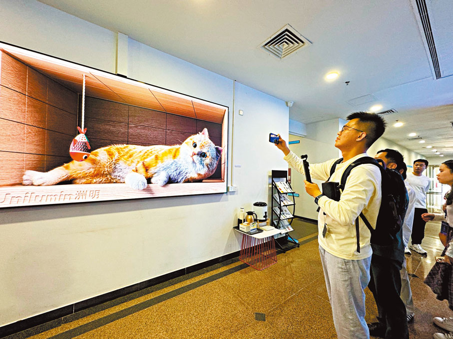 ●洲明科技一款裸眼3D的大屏幕吸引不少人拍照。