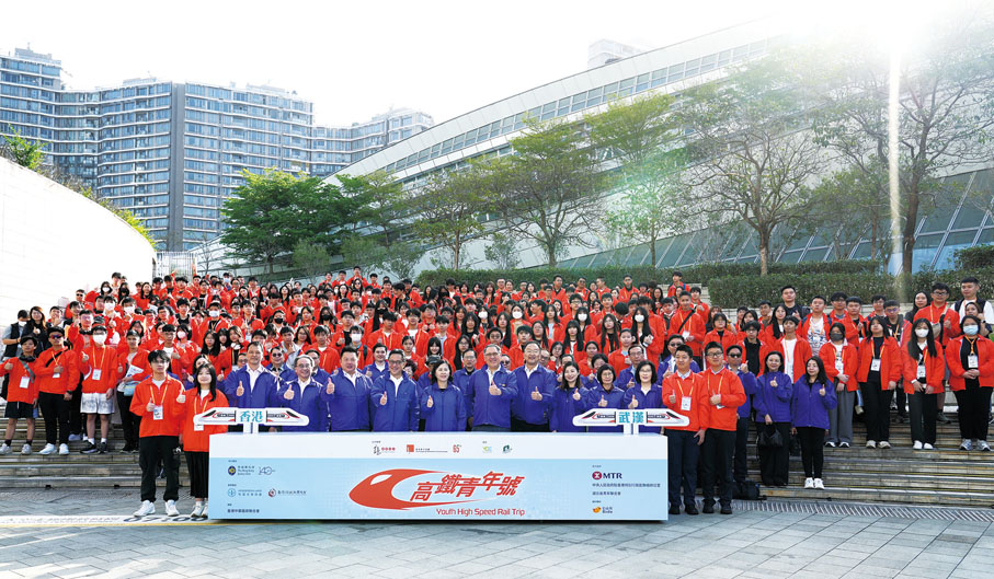 ●「高鐵青年號」2025出發禮的主禮團嘉賓陣容鼎盛，包括運輸及物流局局長陳美寶，全國政協委員黃錦輝，青年發展委員會副主席梁毓偉，港鐵公司行政總裁金澤培，香港賽馬會內地事務總經理（政府及社區事務）范綺明，中央政府駐港聯絡辦青年工作部二級巡視員張國來，龍傳基金主席黃嘉純及義務秘書譚贛蘭，香港青年協會會長陳維安及總幹事徐小曼。