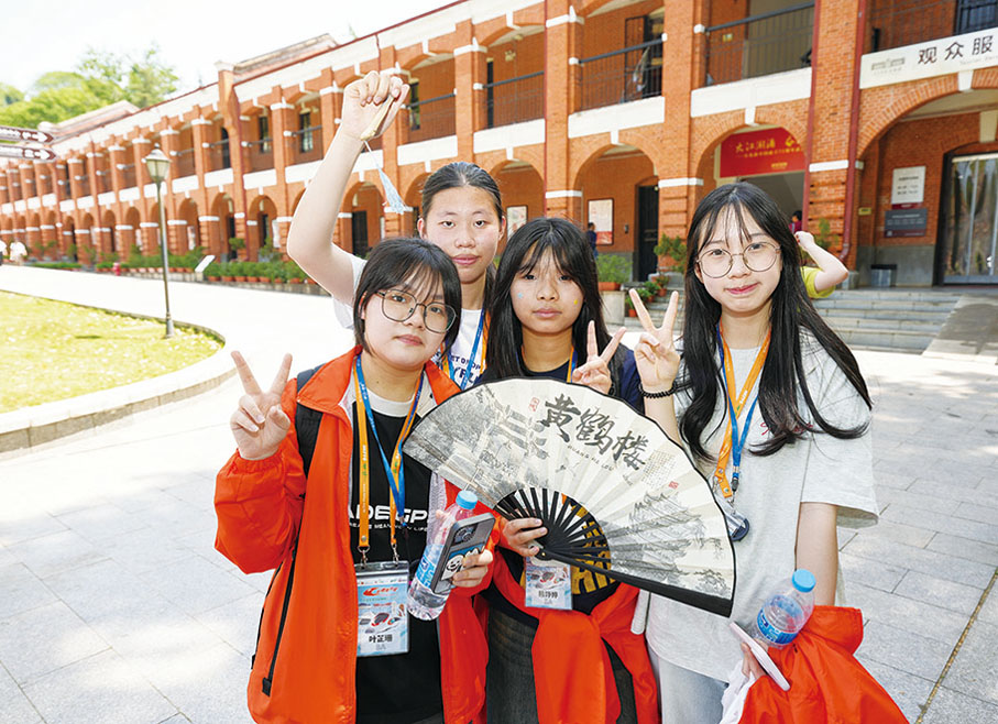 ●青年參觀辛亥革命博物院，了解武昌起義的歷史。