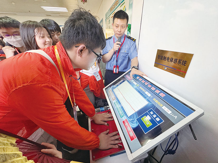 ●青年參觀武漢高鐵職業技能訓練段，學習高鐵操作知識及體驗模擬駕駛過程。