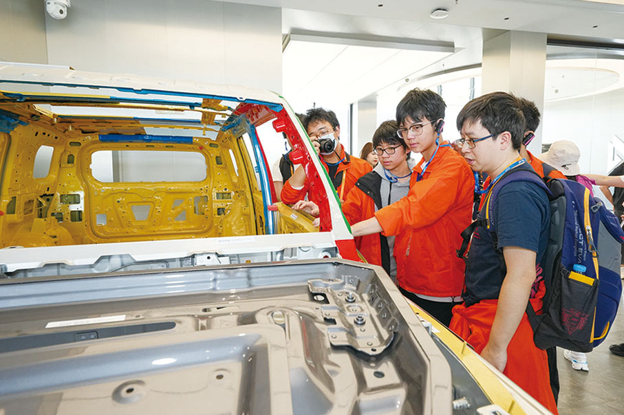 ●青年對新能源汽車感興趣，了解國家新質生產力的發展狀況。