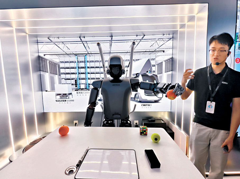 ●人形機器人Walker C表演抓握蘋果。