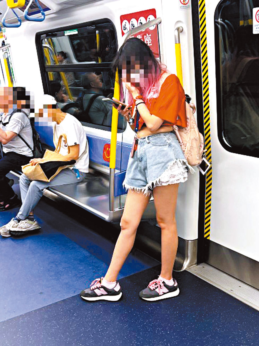 ●不少年輕人寧願站立，也不願使用空置關愛座。 香港文匯報記者李芷珊  攝