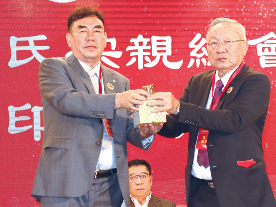 ●蘇用發向蘇建民親授「全球蘇氏宗親總會」大印。