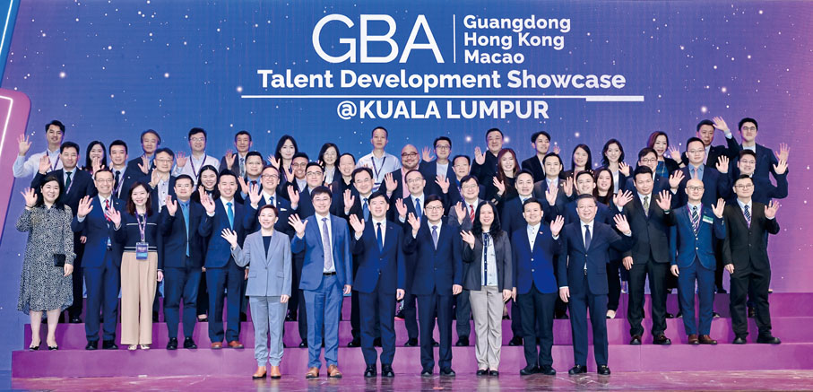 ●勞工及福利局和香港人才服務辦公室在馬來西亞吉隆坡舉辦粵港澳大灣區人才匯聚發展推介會，圖為勞工及福利局局長孫玉菡（前排中）、政制及內地事務局副局長胡健民（前排左三）及香港人才服務辦公室總監劉鎮漢（前排右一）與活動主講嘉賓及合作夥伴合照。