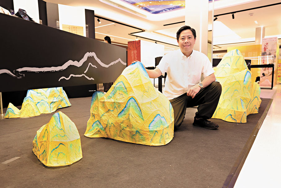 ●香港雄師樓美術紮作創辦人許嘉雄與其紮作作品。 