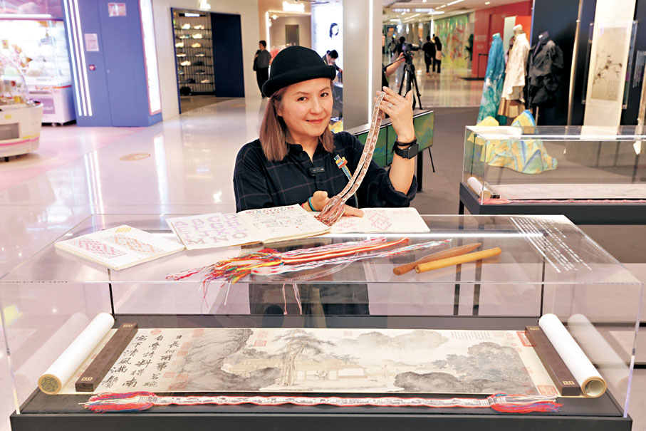 ●客家花帶編織技藝資深導師劉海慧展示根據古畫創作的花帶。