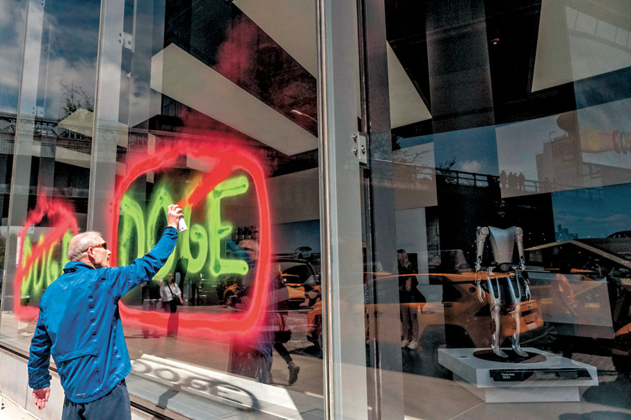 ●馬斯克領導政府效率部進行聯邦裁員計劃惹民憤，美國多間Tesla門市成抗議目標。 法新社