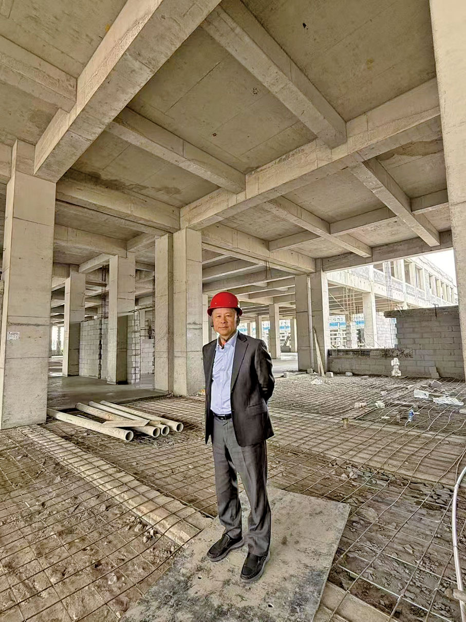 ●2024年10月，吳葵生視察顯鴻集成電路產業園。