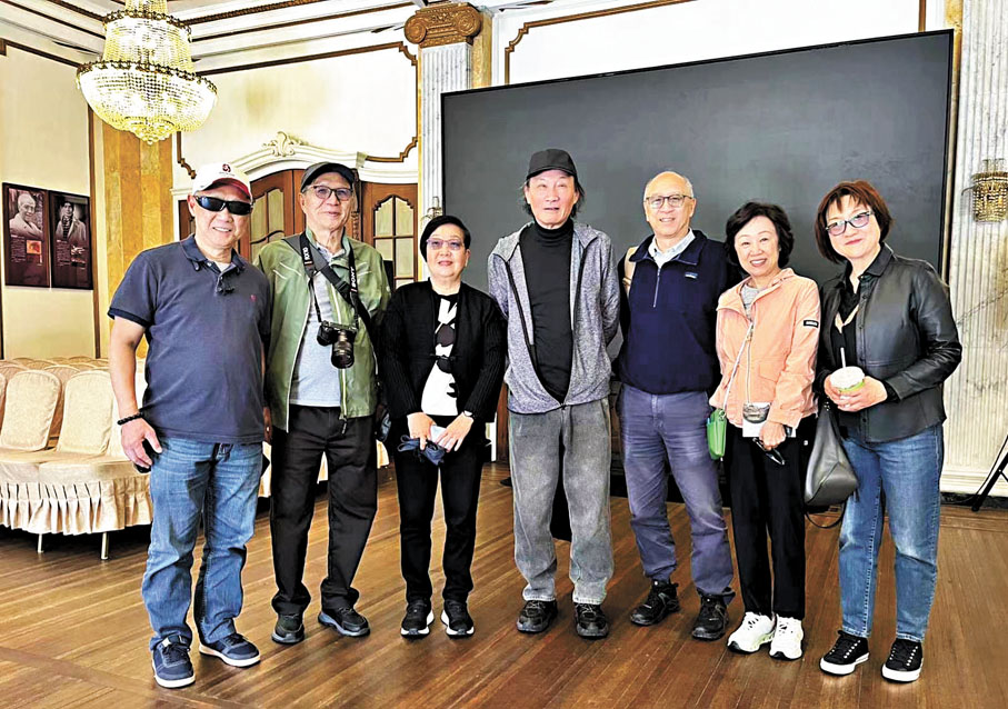 ●參觀上海作家協會與金宇澄 （中）合照。  作者供圖