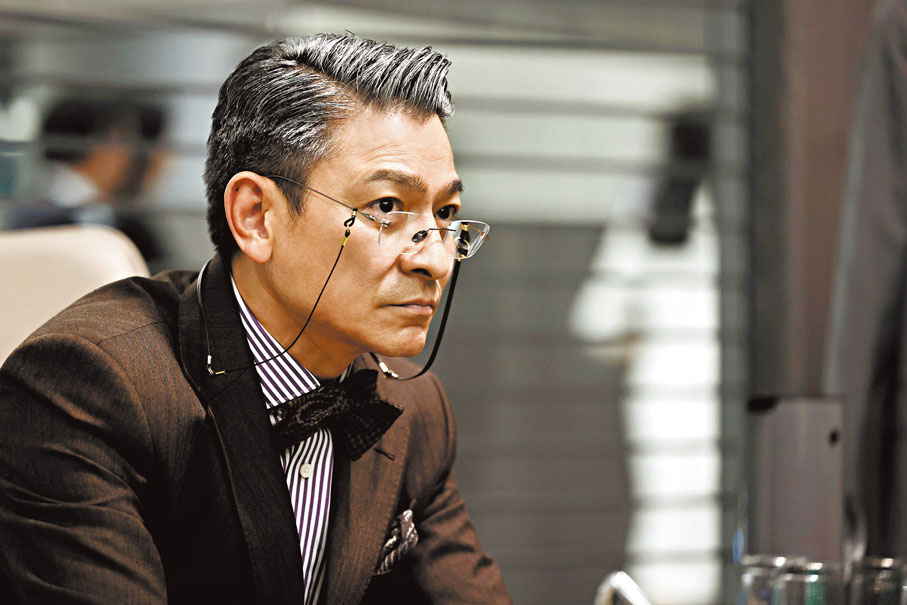 ●劉德華為演繹角色染了一頭白髮並戴上眼鏡。