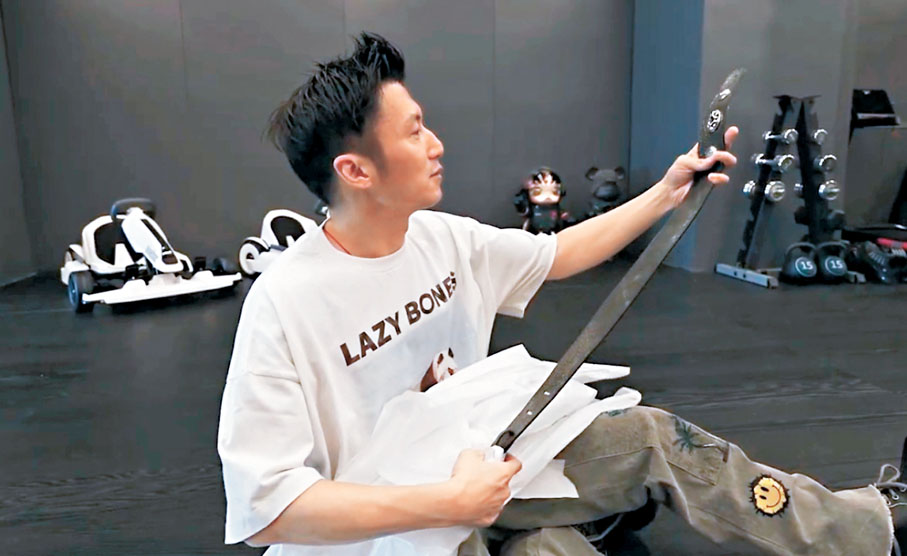 ●霆鋒讚嘆結他帶的設計。