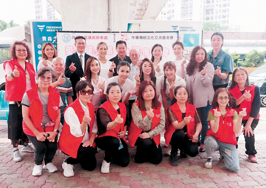 ●亞姐們頂着烈日行善。