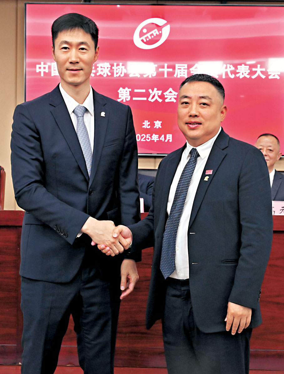●中國乒協完成屆中領導班子調整，王勵勤（左）接替劉國梁出任主席一職。  新華社