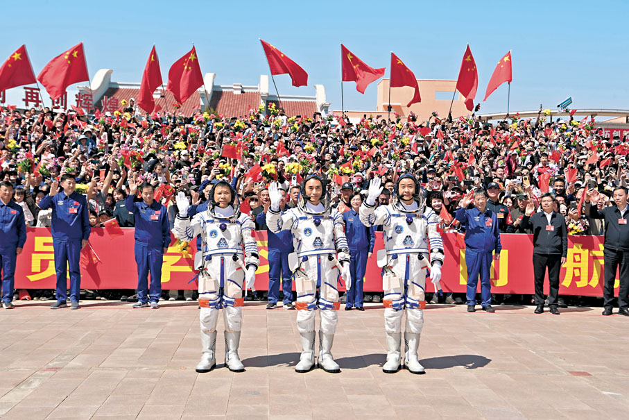 ●24日，神舟二十號載人飛行任務航天員乘組出征儀式在酒泉衛星發射中心問天閣圓夢園廣場舉行。 圖為陳冬（右）、陳中瑞（中）、王傑在出征儀式上。 中新社