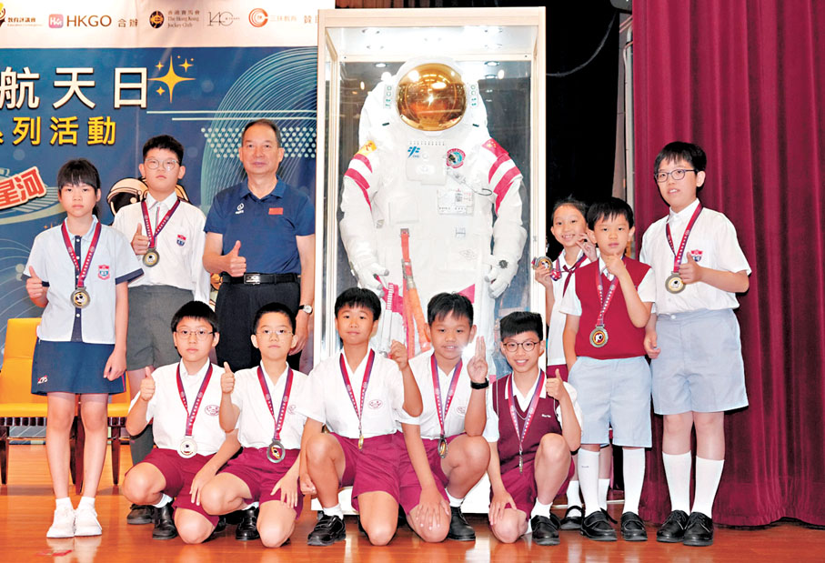 ●同學們與申行運（後排左三）大隊長合影。大公文匯全媒體記者梁堅 攝