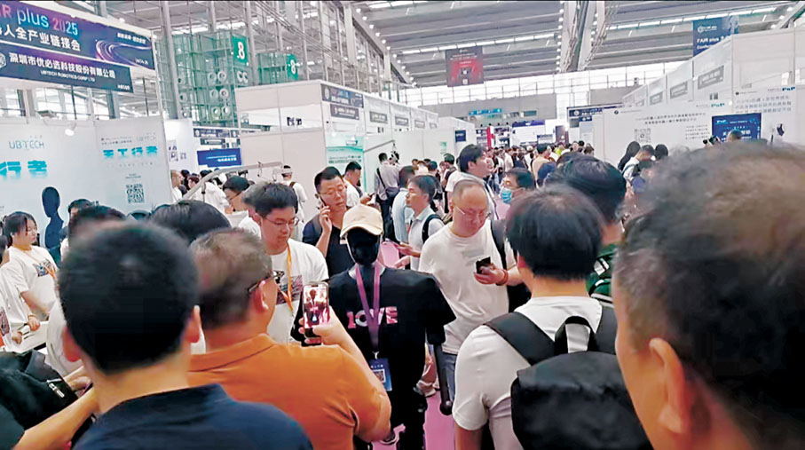 ●首屆機器人全產業鏈接會昨日在深圳開幕，展示機器人產業的最新成果，吸引了大量觀眾前來參觀。 
