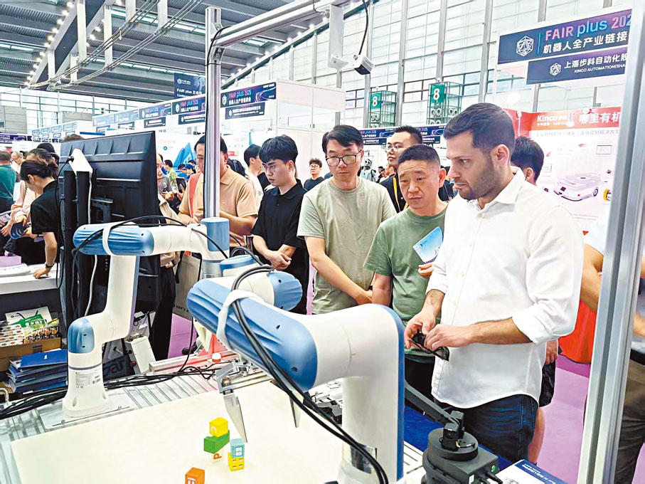 ●越疆科技推出的X-Trainer既可以用於先進製造，也可以用於刷盤子。