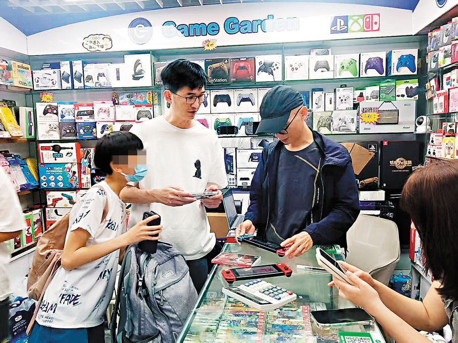 ●港人帶孩子來華強北購買遊戲機和遊戲卡。
