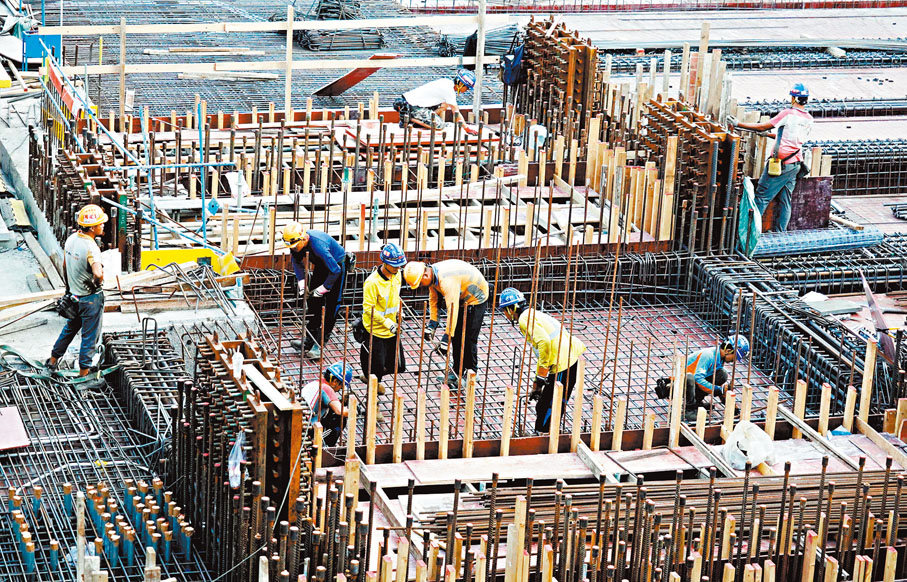 ●卓永興表示，過去一年香港經濟民生改善，勞工界的勤奮付出功不可沒。圖為香港地盤工人。 資料圖片