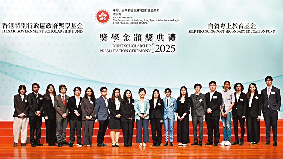 ●蔡若蓮與獲得政府獎學基金的「特定地區獎學金」計劃下的「一帶一路獎學金」的學生合照。