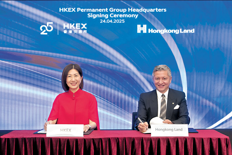 ●香港交易所集團行政總裁陳翊庭（左）與置地公司行政總裁史米高（Michael Smith）（右）簽署協議。