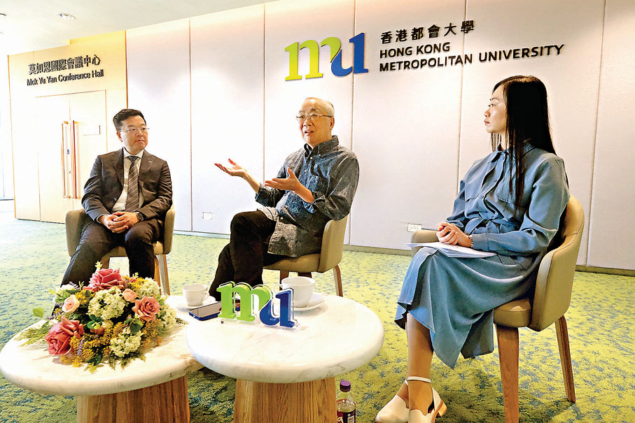 ●宋以朗（中）與都大人文社會科學院副院長（行政及發展）梁慕靈（右）及都大圖書館館長譚文力共同分享對文學研究的見解。