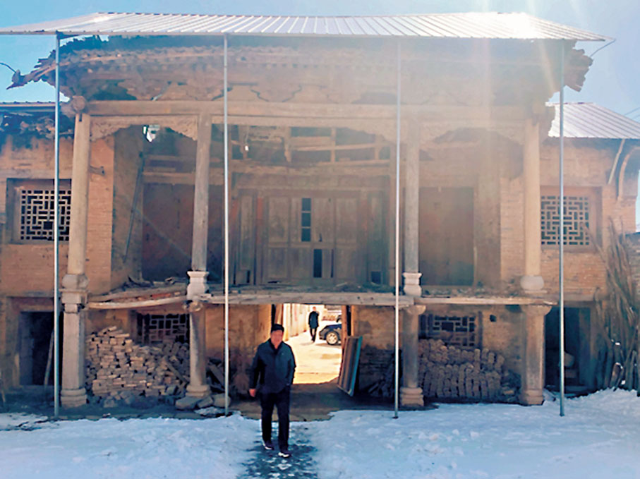 ●志願者們與村委會、文物部門等聯合為大鐸村的古戲台搭建「保護傘」。 新華社