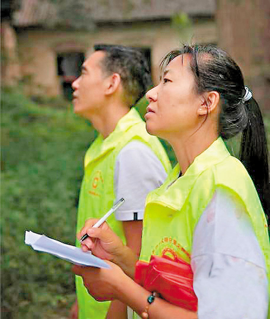 ●霍娟（前）與同伴在山間巡查古建築。受訪者供圖