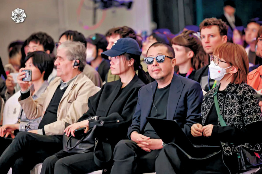 ●賈樟柯（右二）坐前排「追星」。