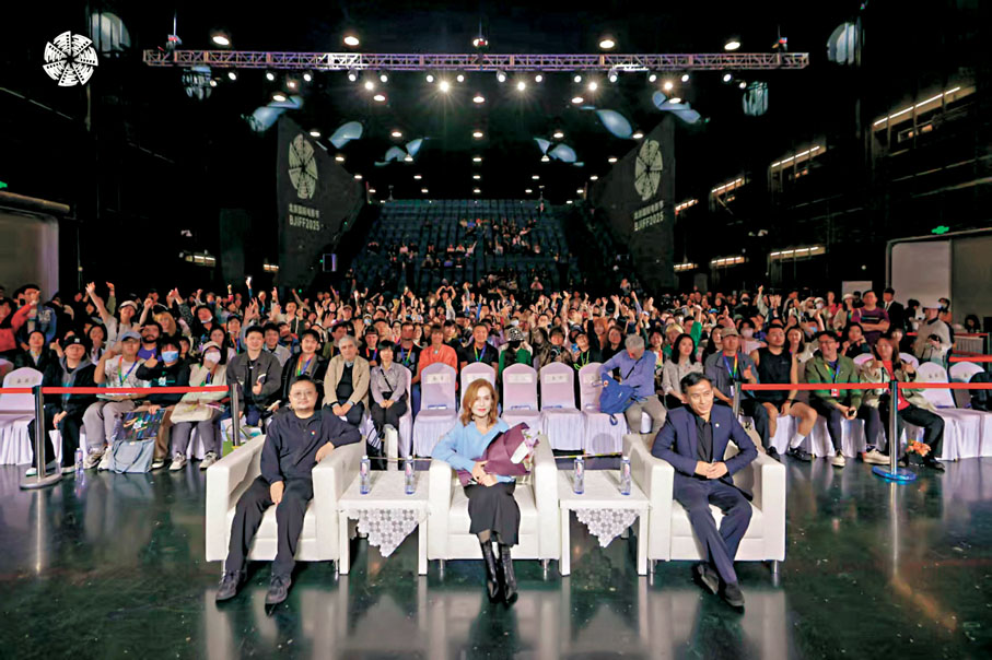 ●伊莎貝爾·于佩爾與眾嘉賓合影留念。