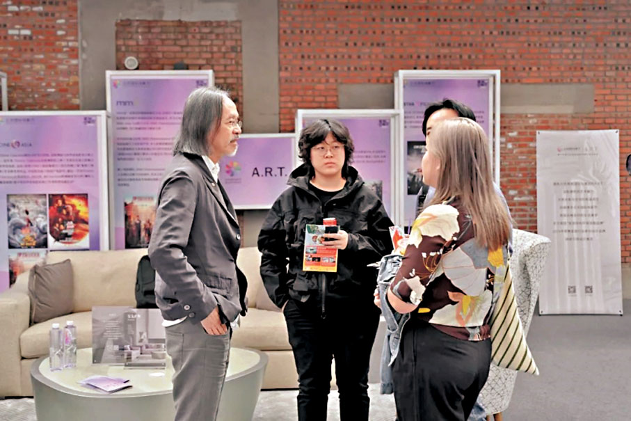 ●王慶鏘與新生代影人相談甚歡。