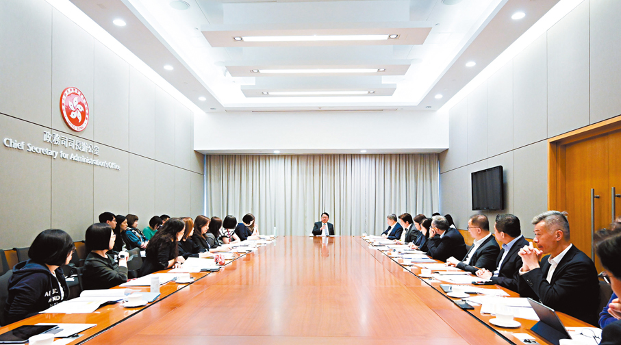 ●陳國基主持節慶安排跨部門工作小組會議,全面統籌並督導各政府部門就內地勞動節黃金周期間接待訪港旅客的預備工作。