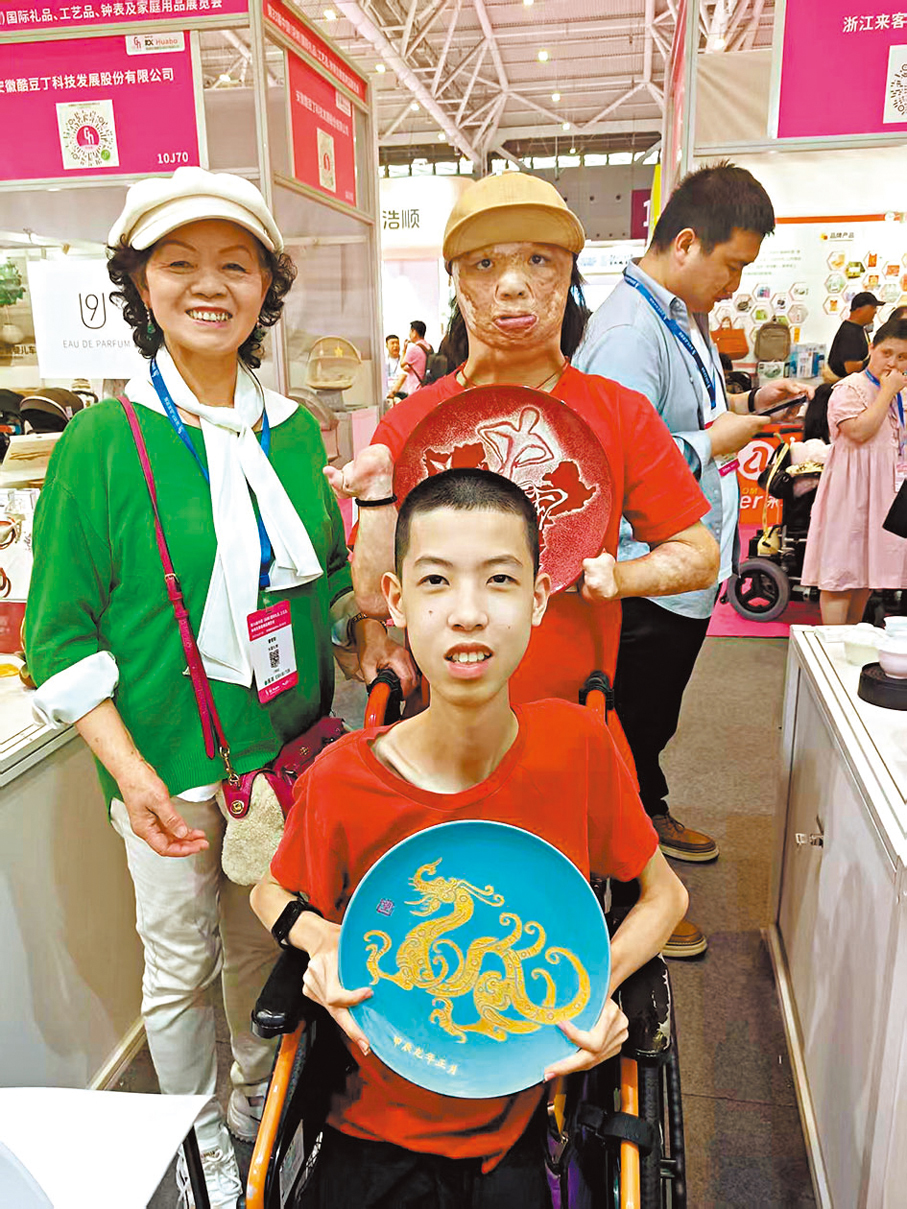 ●曹愛勤(左一)與她教導的兩位殘疾人展示設計作品。香港文匯報記者李昌鴻 攝