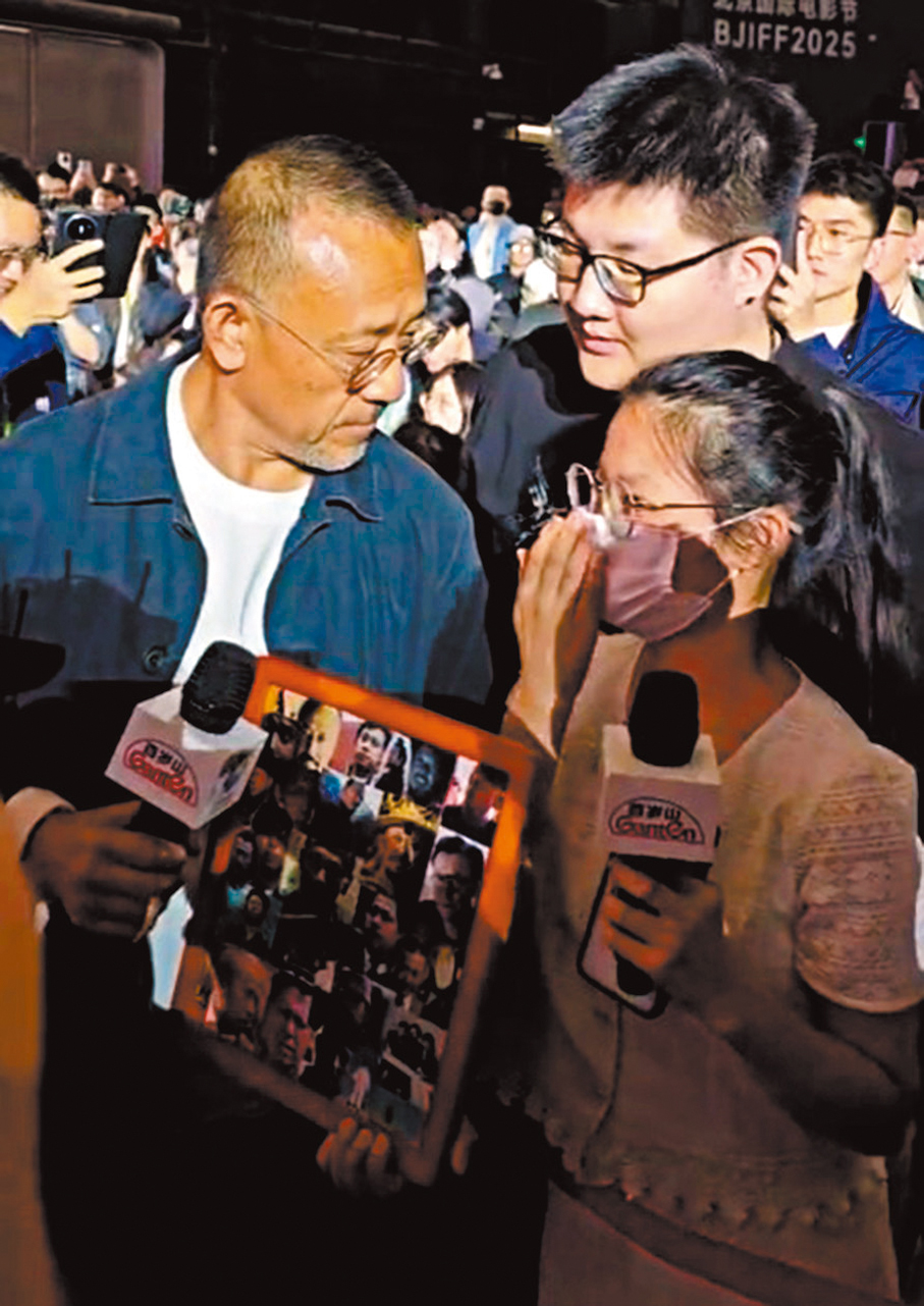 ●姜文與觀眾近距離互動。 視頻截圖