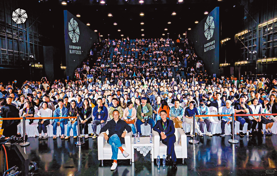 ●姜文與觀眾合影留念。 主辦方供圖