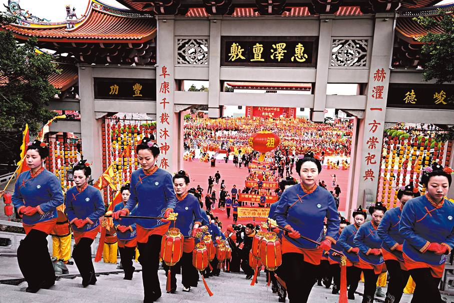 ●來自海內外的分靈媽祖在福建省莆田市湄洲媽祖祖廟天后廣場舉行「天下媽祖回娘家」儀式。 中新社