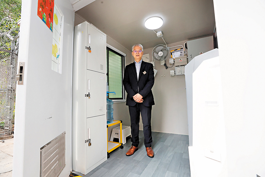 大陽能清涼休息站●食環署助理署長潘炳揚日前接受香港文匯報專訪,介紹太陽能清涼休息站設計。