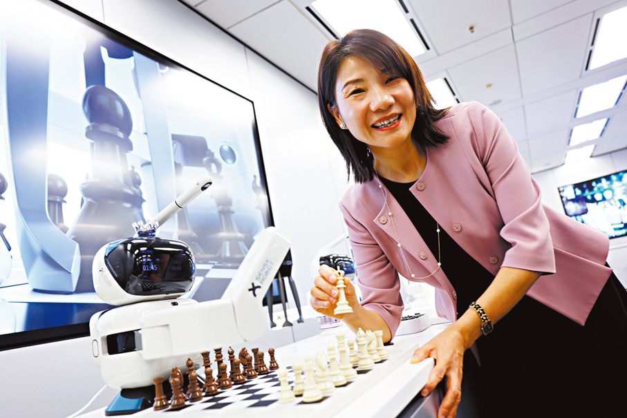 ●商湯科技首席人力資源官張春娟與該企業產品「元蘿蔔SenseRobot」AI下棋機器人。 香港文匯報記者萬霜靈 攝