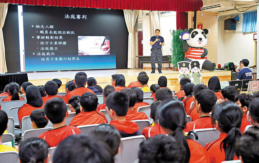 ●生動的例子令學生更輕鬆地理解和吸收知識。 香港文匯報記者郭木又 攝