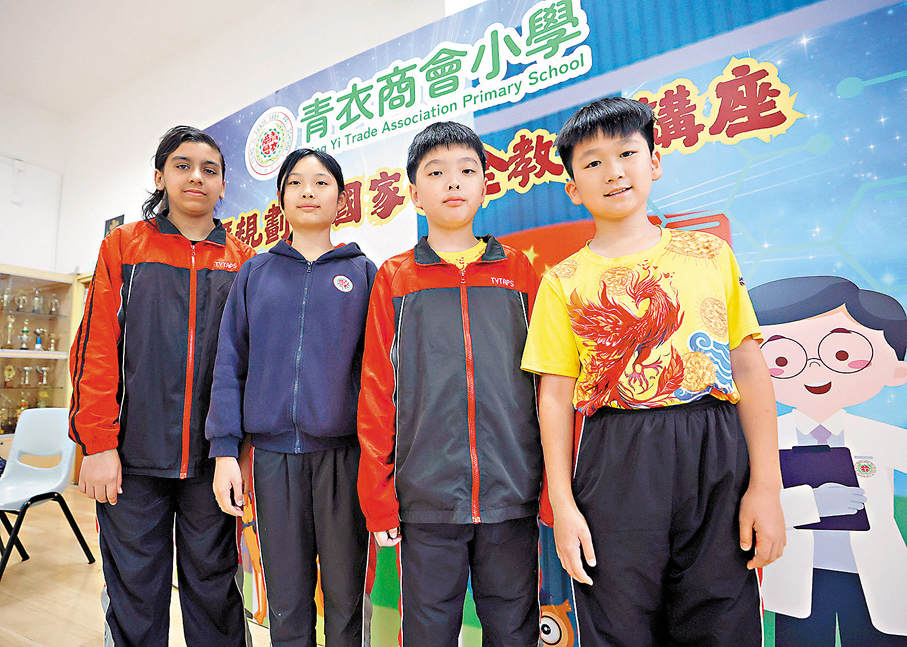 ●愛沙(左一)、謝同學(左三)、利同學(右一) 香港文匯報記者郭木又 攝