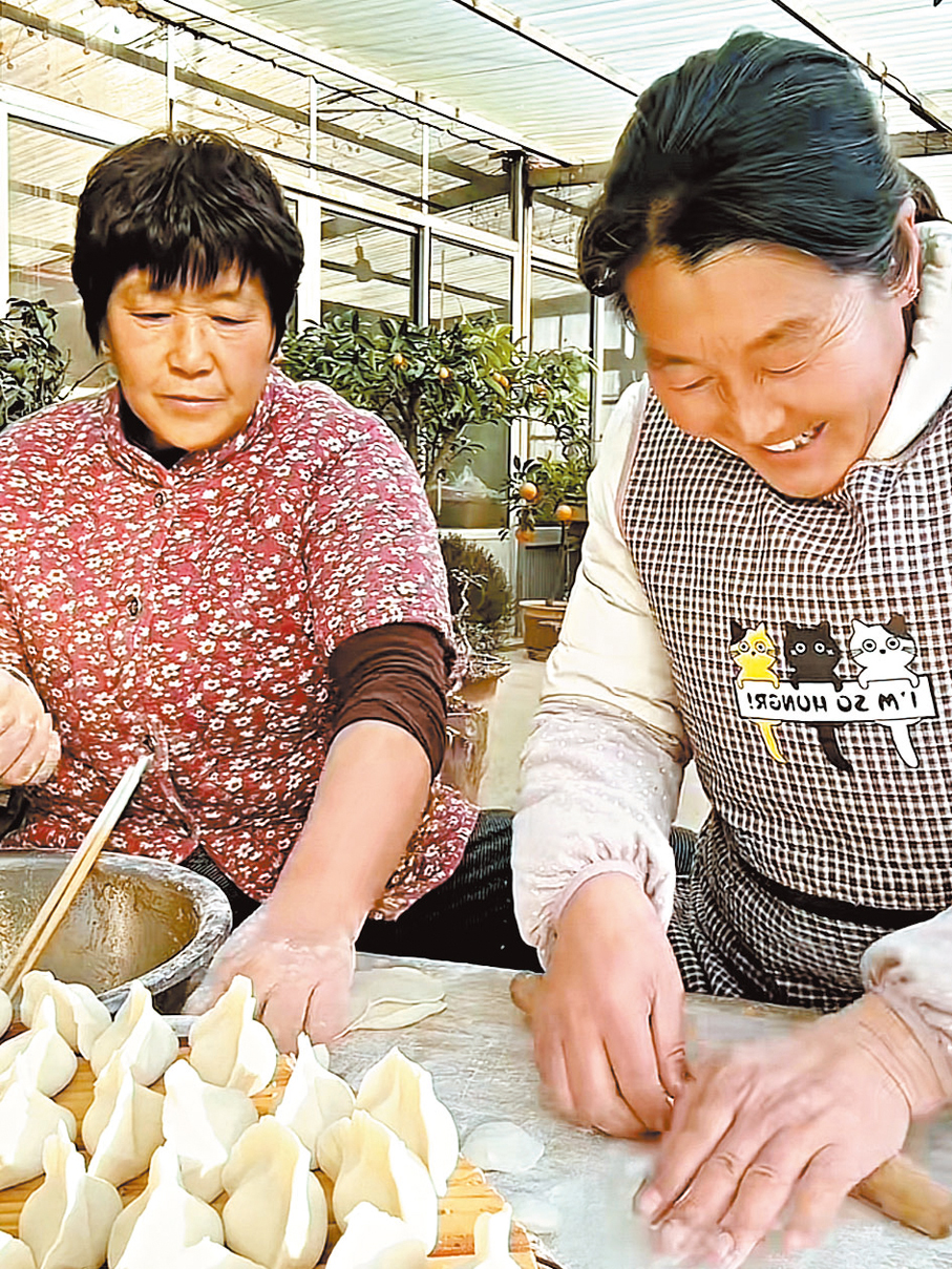 ●沂蒙二姐呂玉霞在視頻裏分享自己的生活日常。視頻截圖