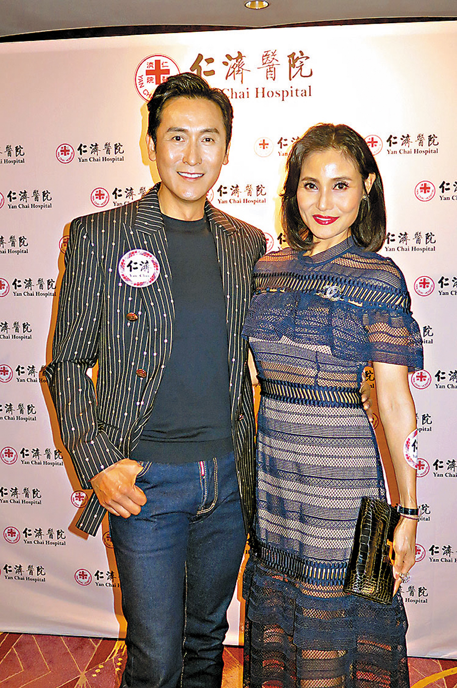 ●馬德鐘辦網上頻道,其妻也參與拍攝。 阿祖 攝